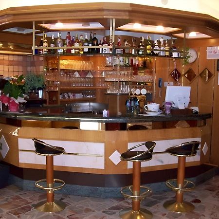 Hotel Angelini Torbole Sul Garda ภายนอก รูปภาพ