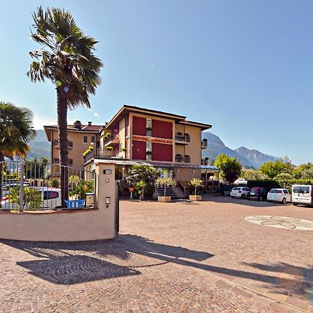 Hotel Angelini Torbole Sul Garda ภายนอก รูปภาพ