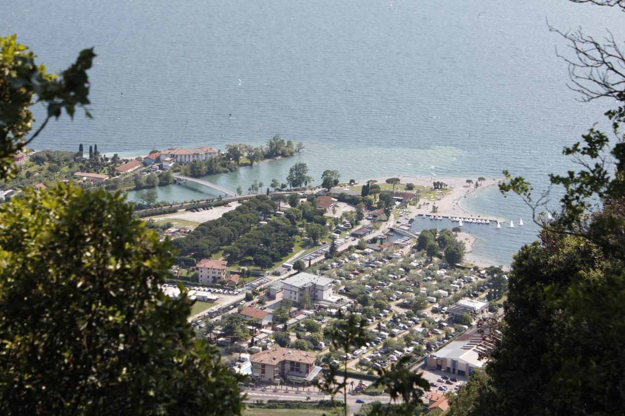 Hotel Angelini Torbole Sul Garda ภายนอก รูปภาพ