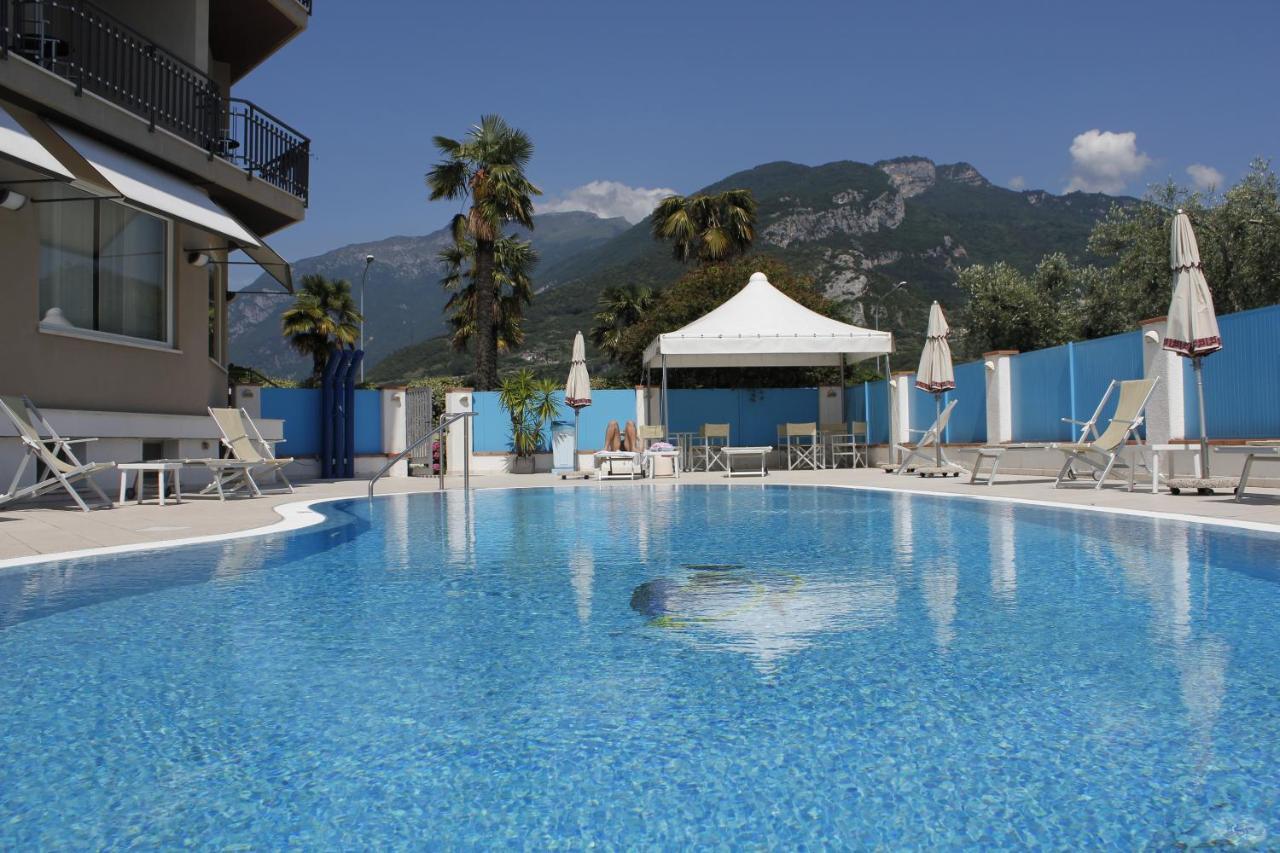 Hotel Angelini Torbole Sul Garda ภายนอก รูปภาพ