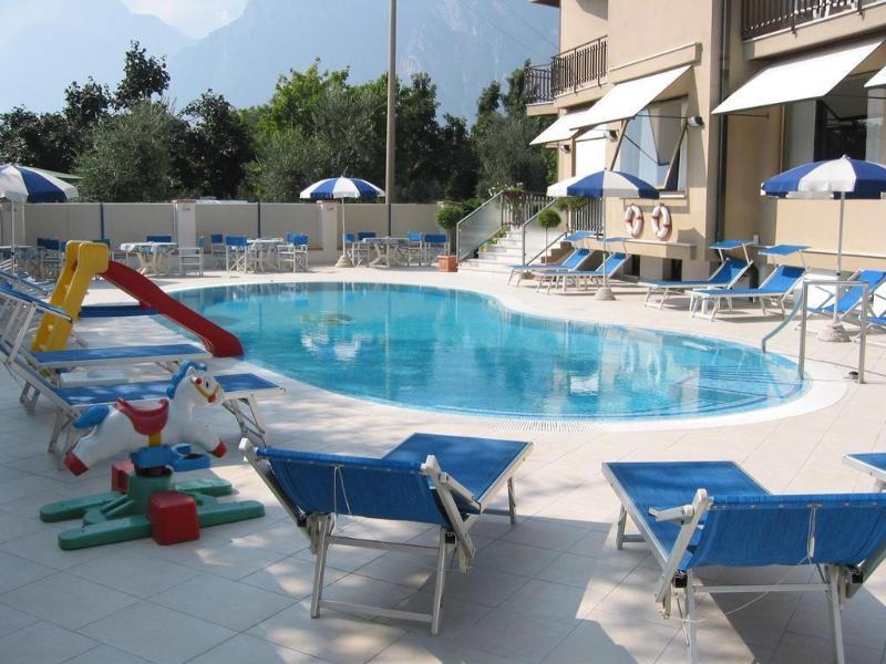 Hotel Angelini Torbole Sul Garda ภายนอก รูปภาพ