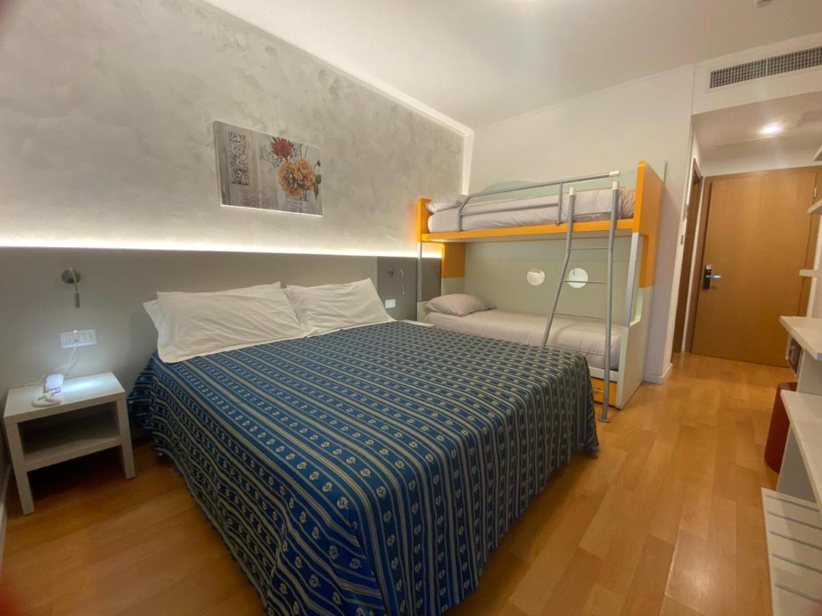 Hotel Angelini Torbole Sul Garda ภายนอก รูปภาพ