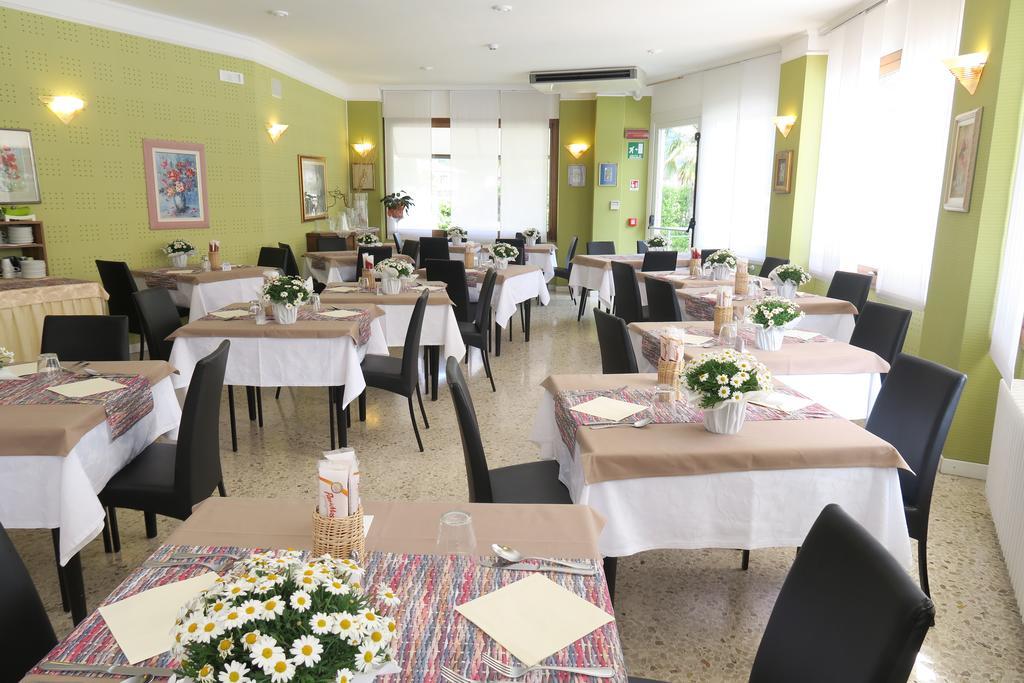 Hotel Angelini Torbole Sul Garda ภายนอก รูปภาพ