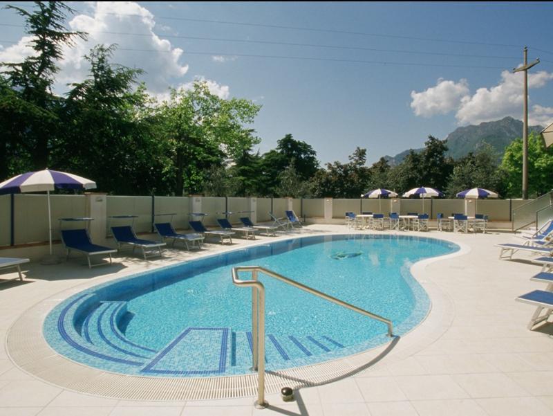Hotel Angelini Torbole Sul Garda ภายนอก รูปภาพ